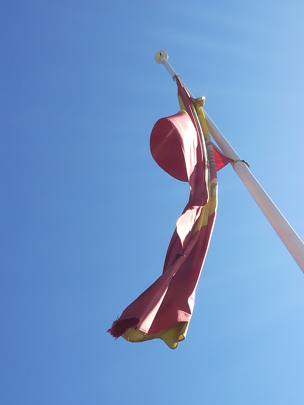 El PP de San Sebastián de los Reyes exige arreglar la bandera de España que preside la rotonda de las Víctimas del&nbsp;Terrorismo