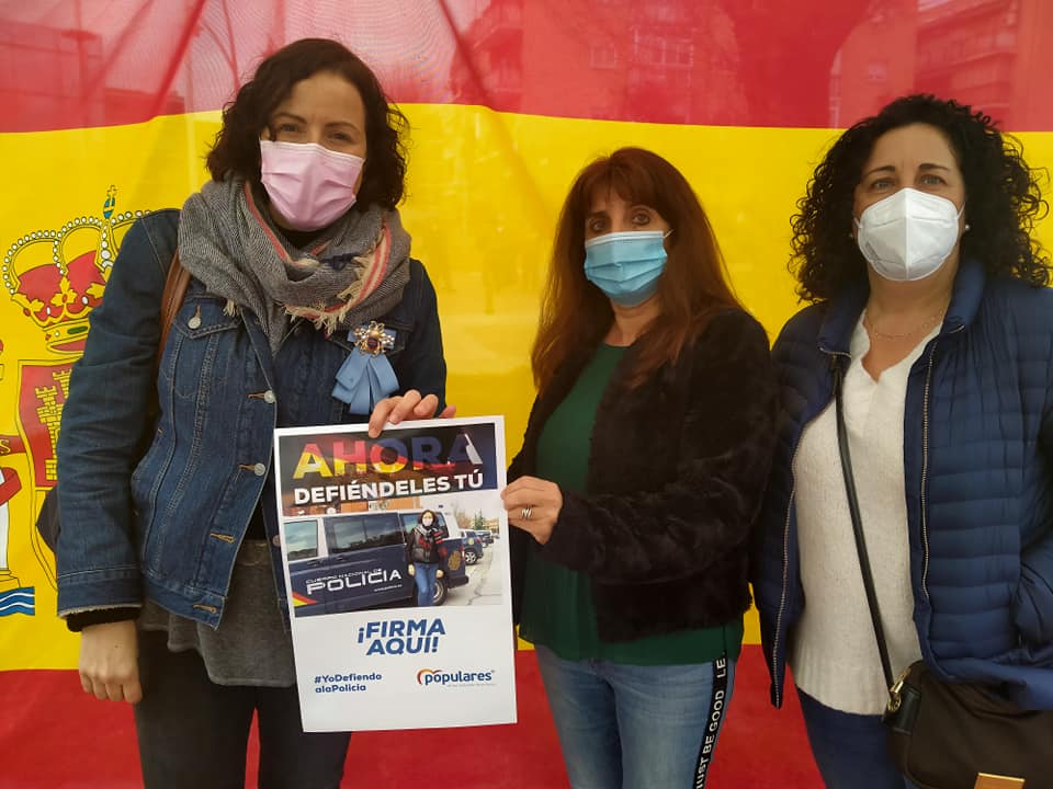 Cientos de vecinos firman para apoyar la labor de las Fuerzas y Cuerpos de Seguridad del Estado en el inicio de la campaña #YoDefiendoALaPolicía