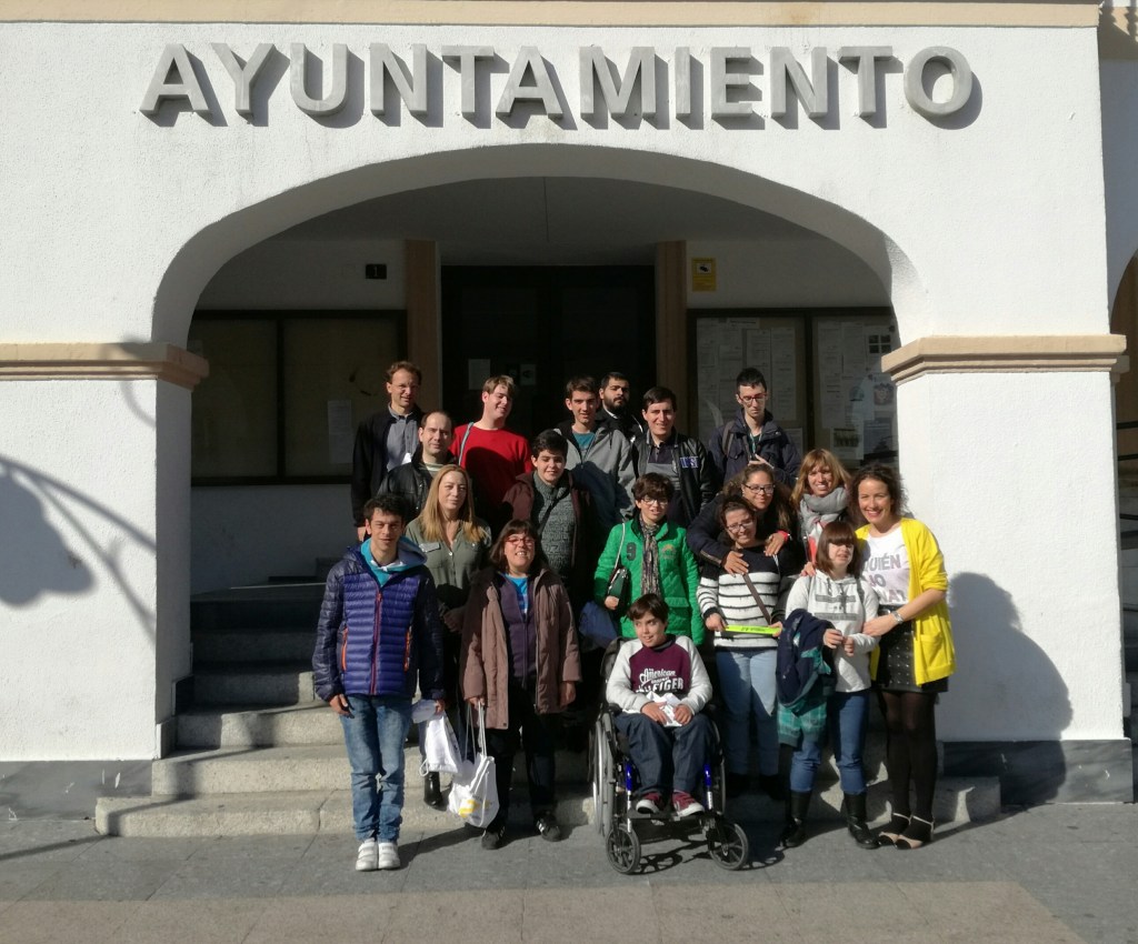 Un grupo de alumnos de la Asociación Envera, referente en trabajo y formación de personas con capacidades diferentes, visita el Ayuntamiento de San Sebastián de los Reyes