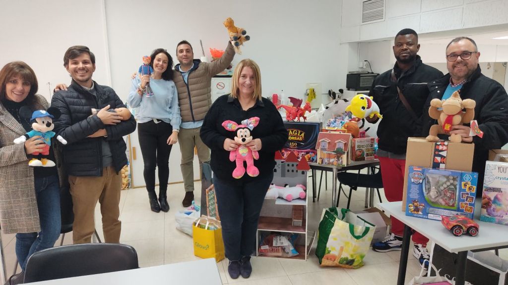 Donamos cientos de juguetes para que ningún niño se quede sin ilusión esta Navidad gracias a la solidaridad de los&nbsp;vecinos