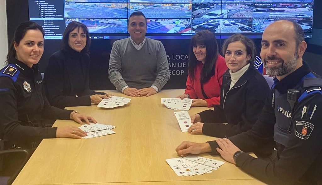 La concejalía de Personas con Discapacidad financia veinte llaveros de comunicación de la Fundación ConecTEA para los agentes tutores de Policía&nbsp;Local